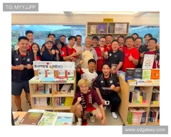 韩国前总统文在寅与成都远征球迷在蔚山合影留念展现友好交流情谊 韩国前总统文在寅与成都远征球迷在蔚山合影留念展现友好交流情谊