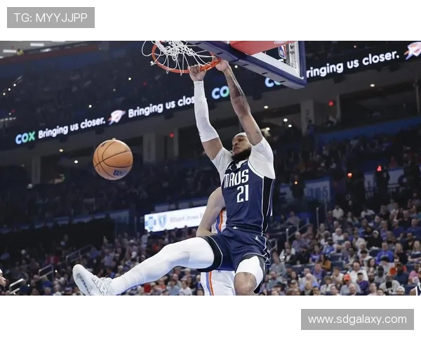 原创东契奇与詹姆斯缺席，湖人一节崩盘，里夫斯短板全面暴露